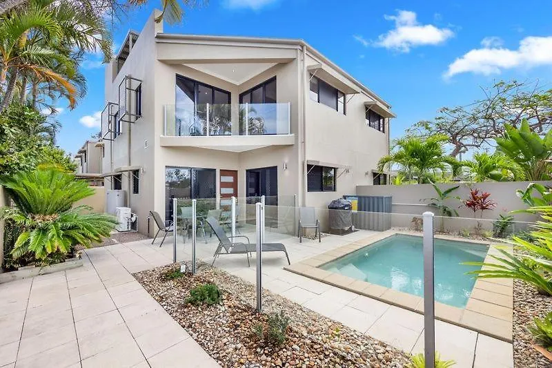 'Bay View' With Pool And Rooftop Entertaining Area Hervey Bay